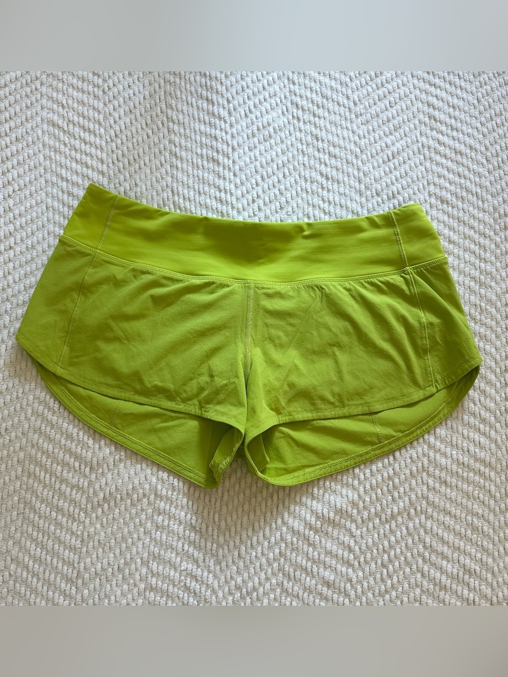 Lululemon Speed Up Low-Rise Lined Short 2.5” Size 6 Lime Green
